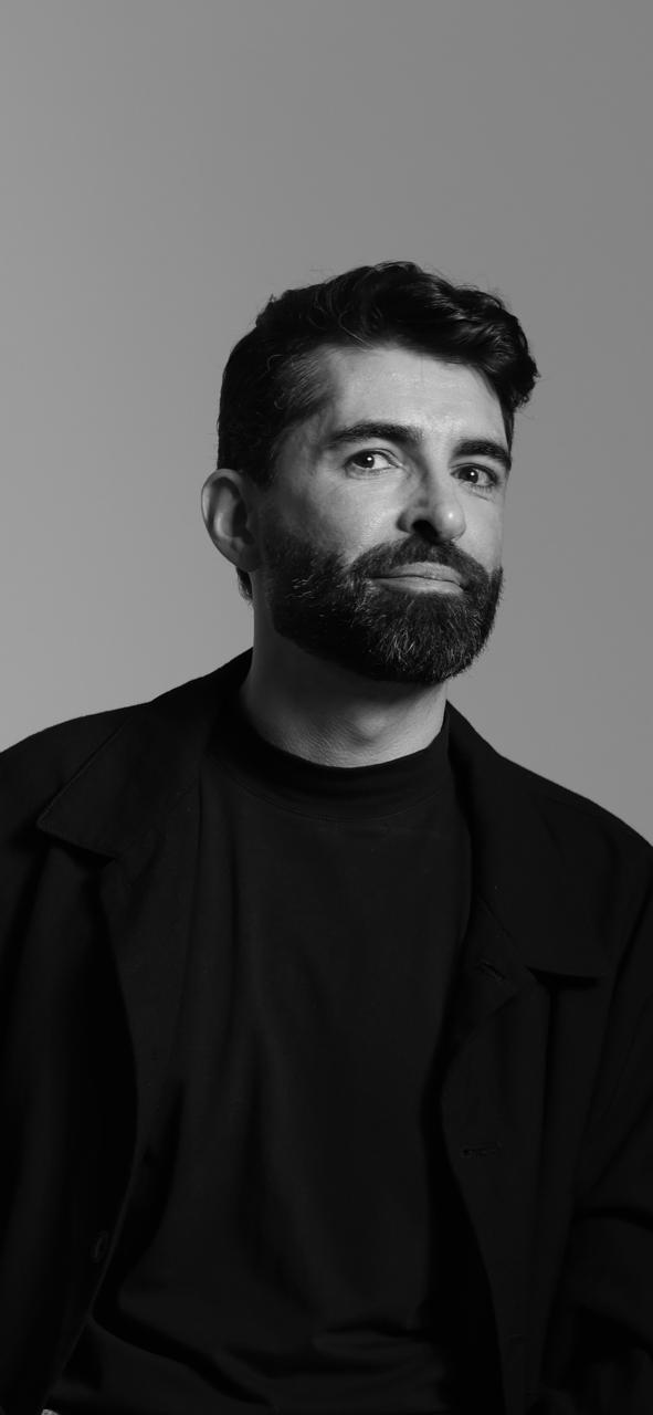 Retrato em preto e branco de Márcio Sobiesiak